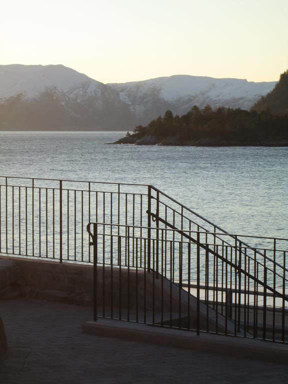 Lavik Fjord Hotel & Apartments Exterior photo